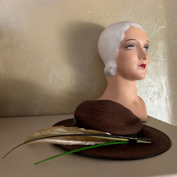 CHARMING 1940S\' BROWN STRAW FEDORA WITH LACQUERED FEATHERS + QUILLS main image 8